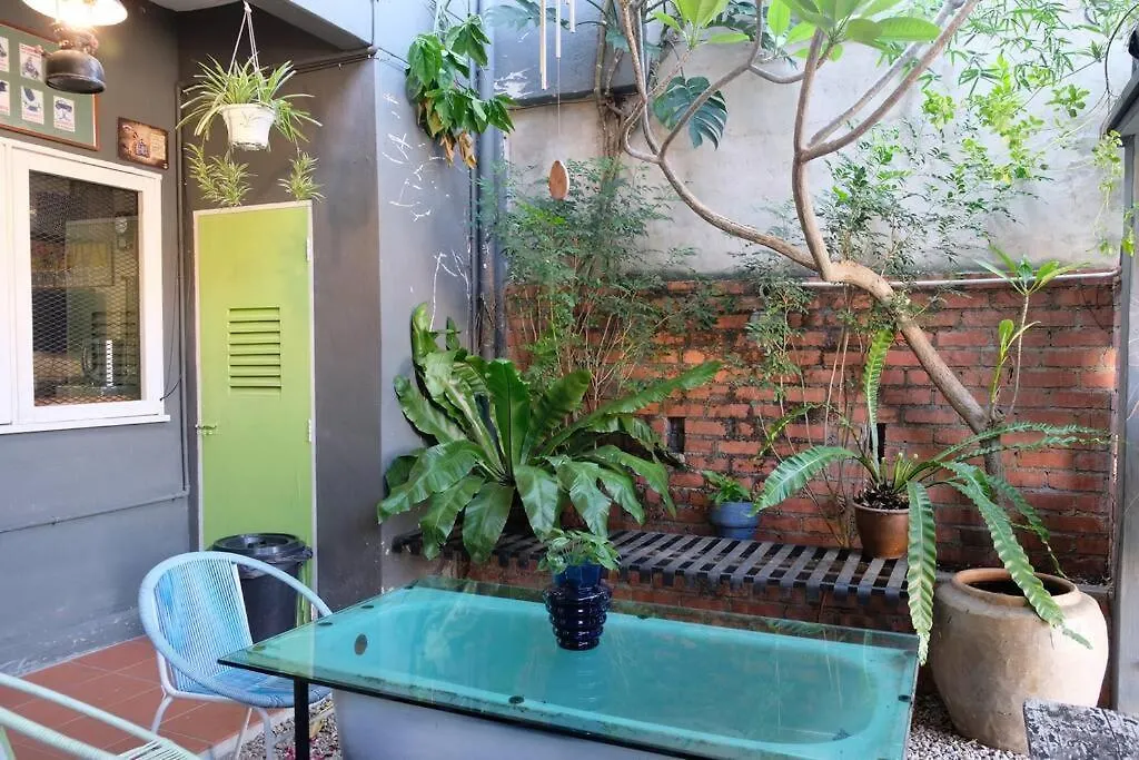 Knocknock 70S Home, Courtyard Garden Jonker Parking Malesia